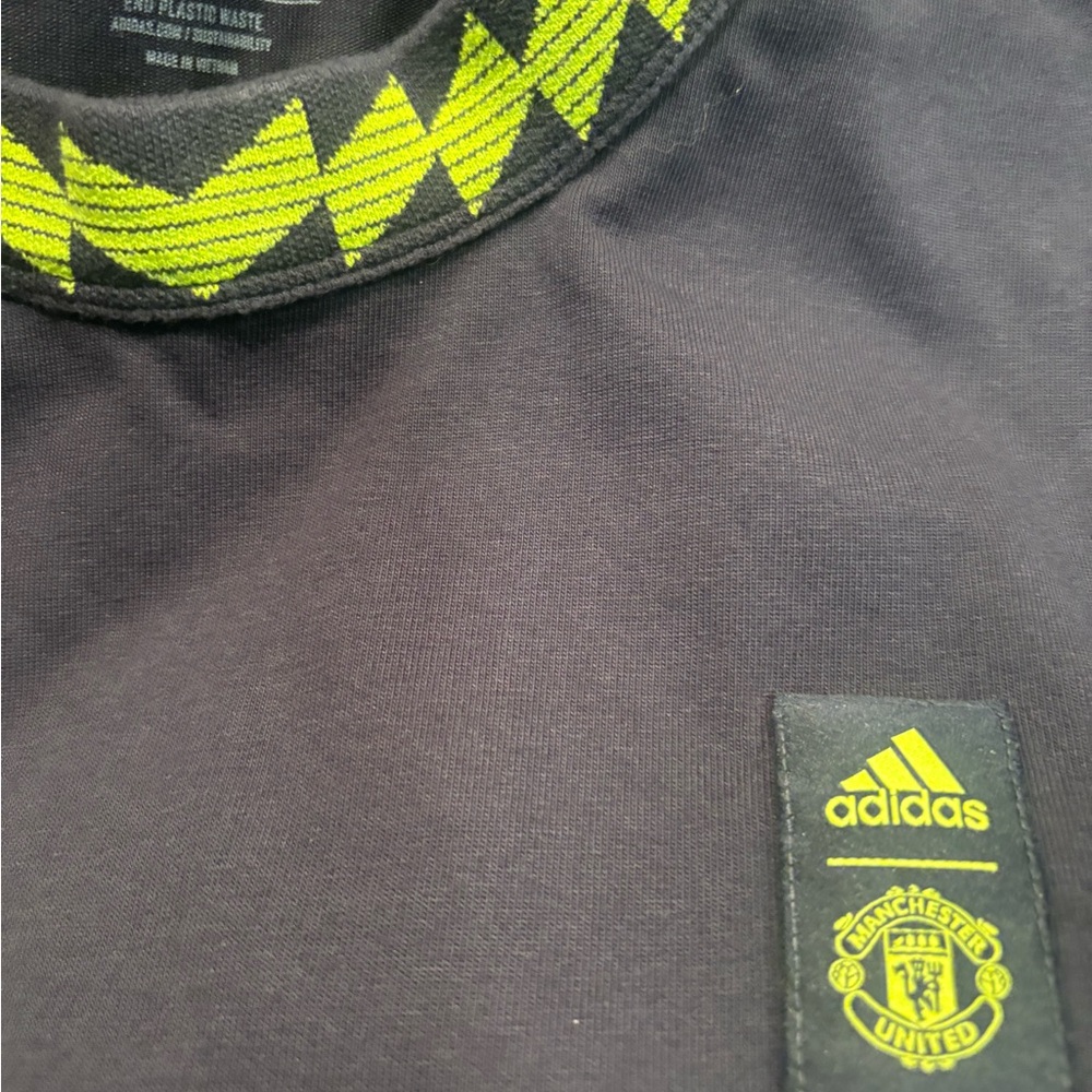 Men's adidas Navy Manchester United Lifestyle T-Shirt. Size Medium. - Picture 3 of 4